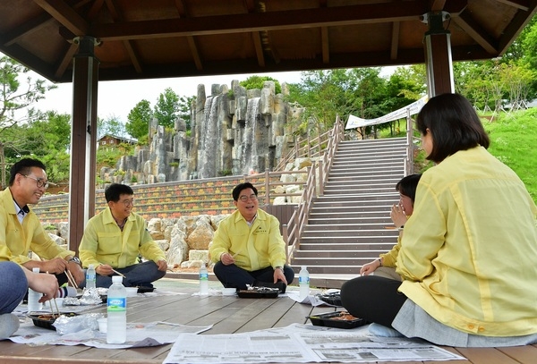 장성공원 경관폭포 아래의 ‘점심 풍경’ 이미지 1