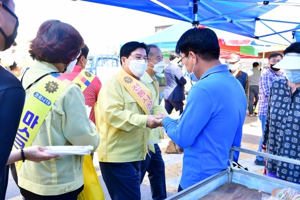 유두석 장성군수, 추석 앞두고 황룡시장 방문 이미지 4