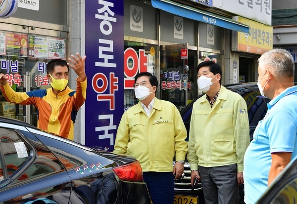 유두석 장성군수, 연휴 첫날 현장근무자 격려 이미지 2
