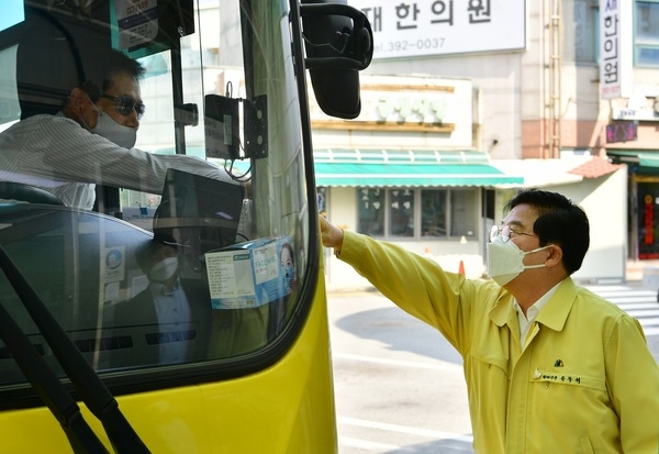 유두석 장성군수, 연휴 첫날 현장근무자 격려 이미지 3