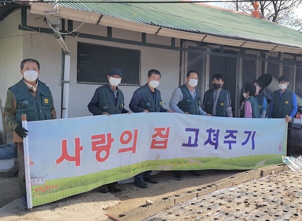 장성군 “황룡면 새마을협의회, 이웃 위한 집수리 봉사” 이미지 1