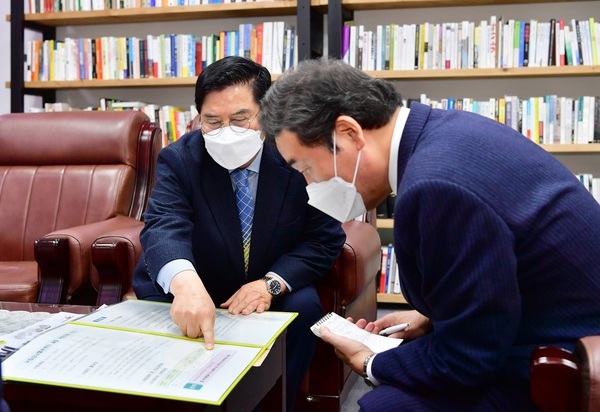 유두석 장성군수 국회 방문… 국립심뇌혈관센터 설립 예산 반영 위한 ‘적극 행보’  이미지 1