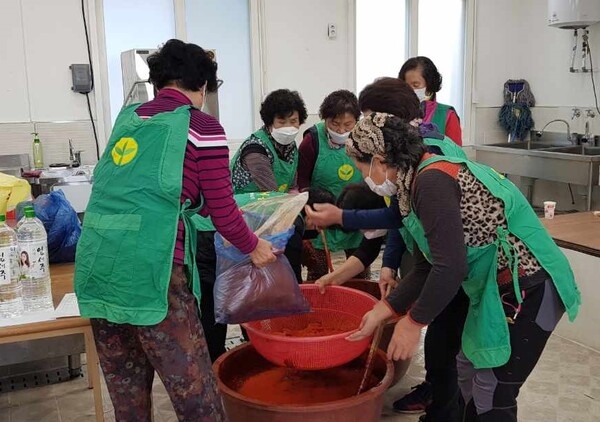 장성군 진원면 새마을부녀회 “사랑으로 담근 고추장, 이웃과 나눠요” 이미지 1