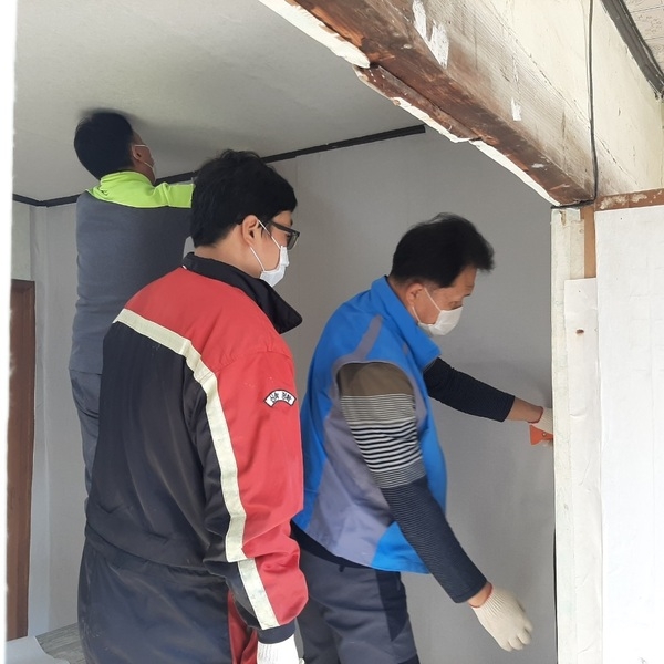“어르신, 집 고쳐드릴게요” 장성군 ‘삼서사랑봉사회’ 사랑의 집수리 활동 펼쳐 이미지 1