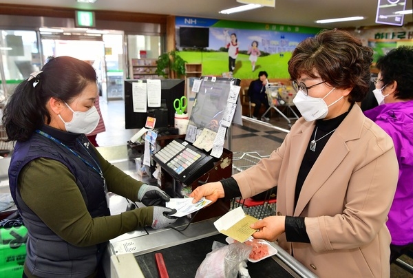 “살 때도 좋고, 쓸 때도 좋고” 장성사랑상품권 판매대행점 확대 이미지 1