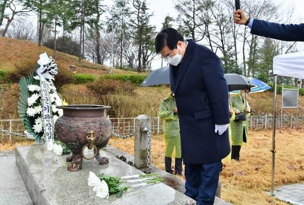 유두석 장성군수, 제102주년 3‧1절 기념 참배 이미지 2