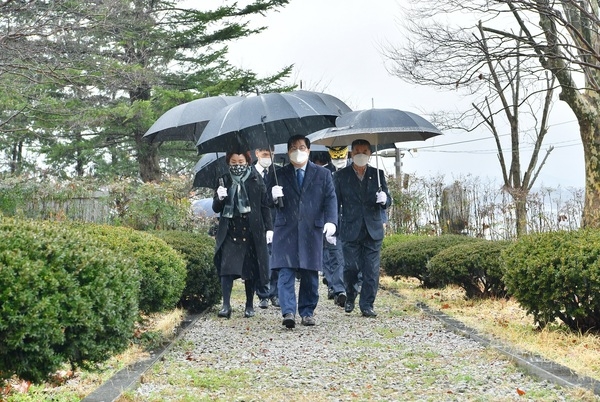 유두석 장성군수, 제102주년 3‧1절 기념 참배 이미지 3