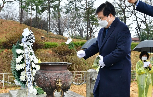 유두석 장성군수, 제102주년 3‧1절 기념 참배 이미지 1