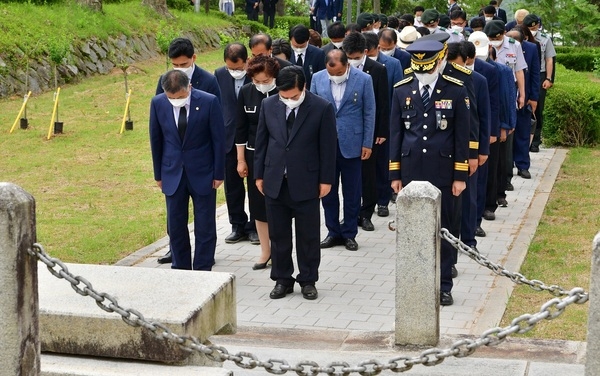 [포토뉴스] 장성군, 제66회 현충일 추념식 가져 이미지 2
