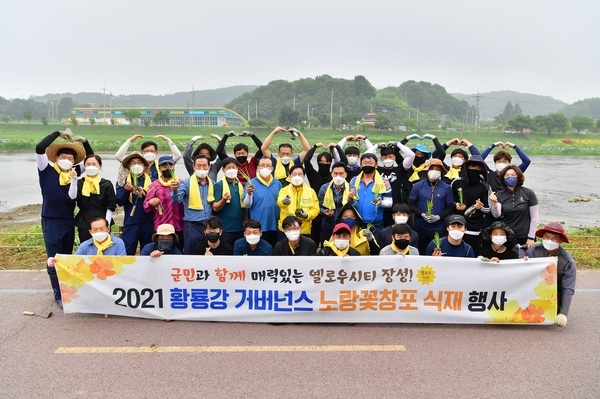 장성군, 군민과 함께 황룡강에 노랑꽃창포 1만 본 식재 이미지 4