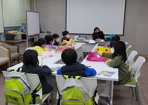 장성군립도서관, 어린이 방학 특강 및 독서동아리 운영 이미지 1