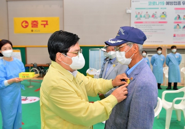 장성군 “어르신, 백신 접종 완료 축하드립니다” 이미지 1