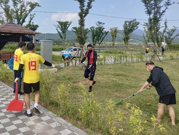 장성군 삼계고성FC 축구회, 풀베기 봉사활동 ‘구슬땀’ 이미지 1