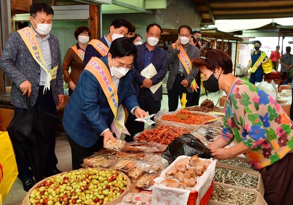 장성군, 추석맞이 ‘전통시장 장보기 행사’ 열어 이미지 1