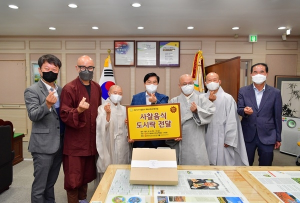 장성군 “백양사, 독거노인 위한 연잎 도시락 기탁” 이미지 1