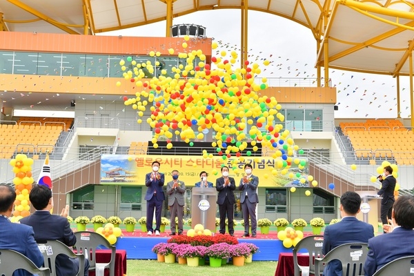 황룡강 물길 바꿔 완성한 군민숙원사업… 장성군, ‘옐로우시티 스타디움 시대’ 열었다 이미지 1