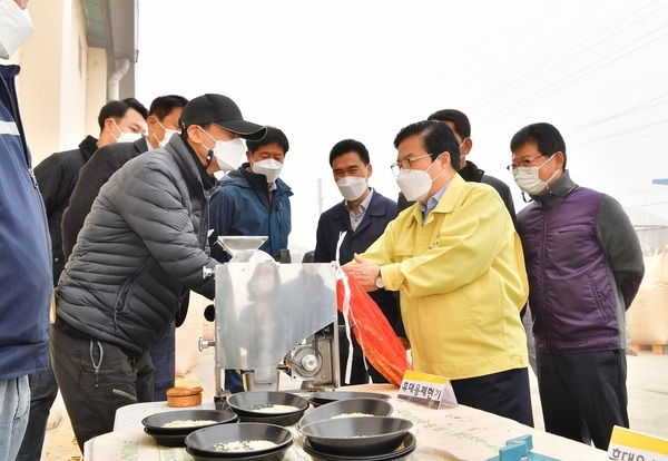 [포토뉴스] 유두석 장성군수, 공공비축미곡 매입현장 점검  이미지 3