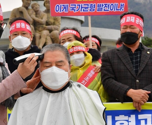 장성군민, ‘국립심뇌혈관센터 설립 촉구’ 청와대 앞 궐기대회… 군수 삭발까지 감행 이미지 1