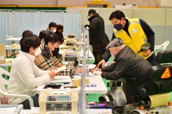 장성군, 발빠른 일상회복지원금 지급… 6일 만에 지급률 ‘85.6%’ 이미지 1