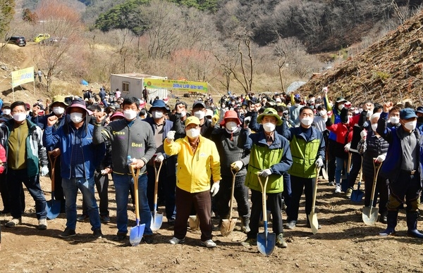 장성군, 식목일 기념 나무심기… 5만 군민 희망도 심었다 이미지 1