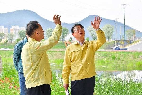 [포토뉴스] 임윤섭 장성부군수, 황룡강 (洪)길동무 꽃길축제 준비 현장점검  이미지 2