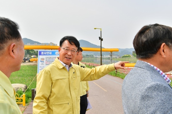 [포토뉴스] 임윤섭 장성부군수, 황룡강 (洪)길동무 꽃길축제 준비 현장점검  이미지 3