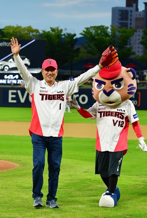 김한종 장성군수, 황룡강 가을꽃축제 성공 기원 “스트라이크!” 이미지 2