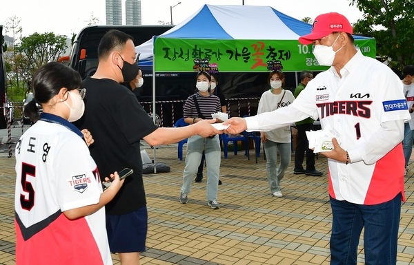 김한종 장성군수, 황룡강 가을꽃축제 성공 기원 “스트라이크!” 이미지 3