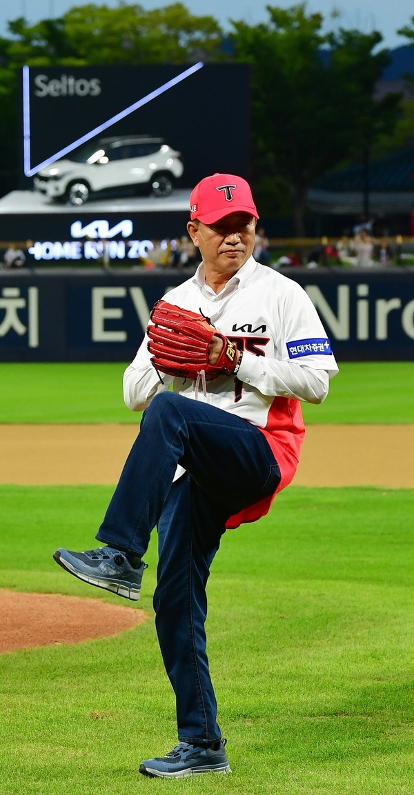 김한종 장성군수, 황룡강 가을꽃축제 성공 기원 “스트라이크!” 이미지 1