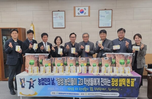 장성군 농업인 “수험생 여러분, ‘꿀떡’처럼 착 붙읍시다” 이미지 1