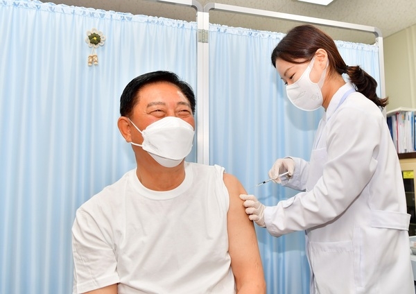 [포토뉴스] 김한종 장성군수 “코로나 백신 접종 적극 참여를” 이미지 1