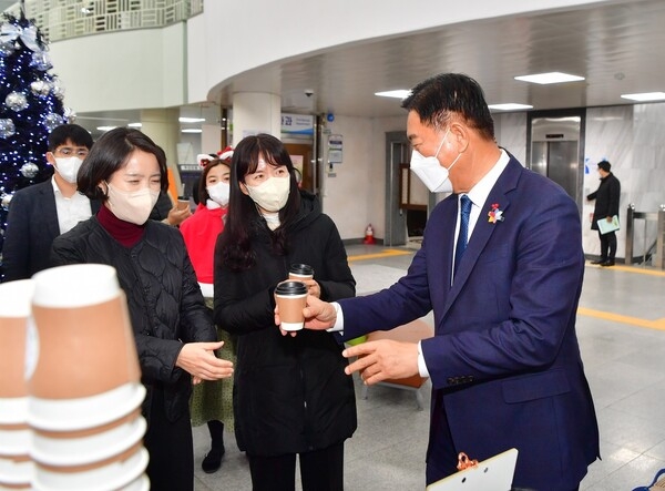 [포토뉴스] “장성군청에 커피 향기 가득… 크리스마스 트리도 반짝” 이미지 3