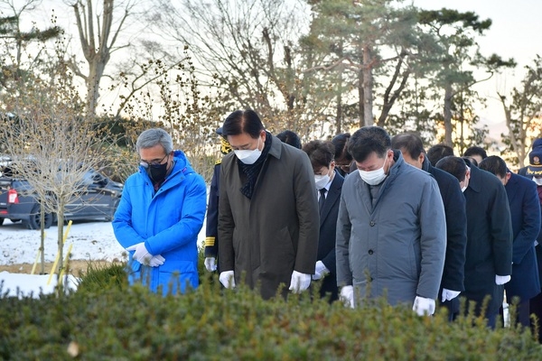 [포토] 장성군, ‘충혼탑 참배’로 새해 시작 이미지 2