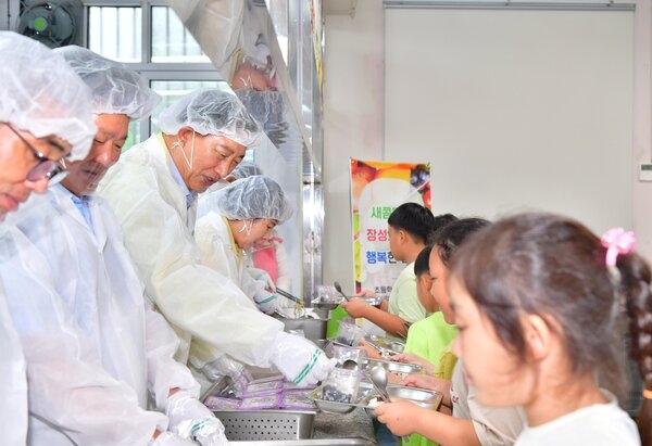 장성군, 지역 내 모든 초등학생에게 과일 간식 제공… 전국 최초사례 이미지 1