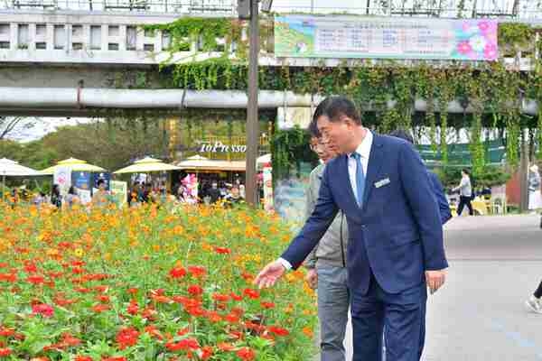[포토] “반갑다,가을꽃들아!” 김한종 장성군수 축제현장 점검 이미지 3