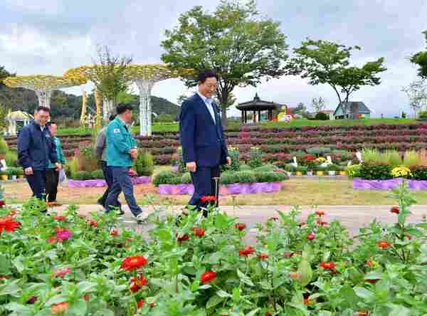 [포토] “반갑다,가을꽃들아!” 김한종 장성군수 축제현장 점검 이미지 1