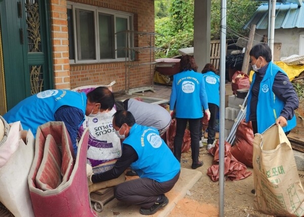 [포토] 장성군 북일면 우리동네 복지기동대 ‘청소 봉사’ 이미지 1