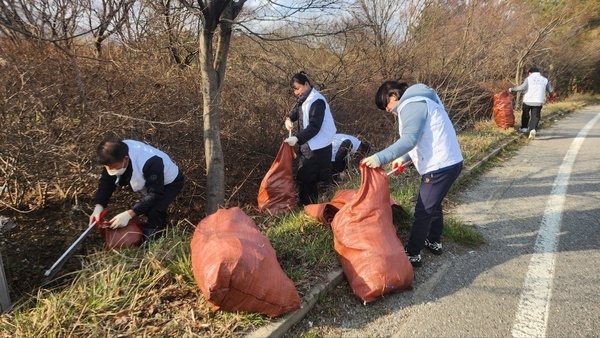 장성군 동화면 주민자치위원회, 봄맞이 환경정화활동 이미지 1