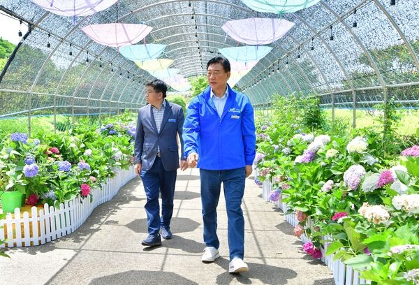 [포토] 김한종 장성군수 “황룡강 길동무 꽃길축제, 안전하고 편안하게” 이미지 2