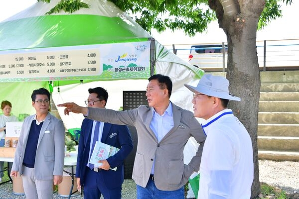 [포토] 김한종 장성군수 “황룡강 길동무 꽃길축제, 안전하고 편안하게” 이미지 3