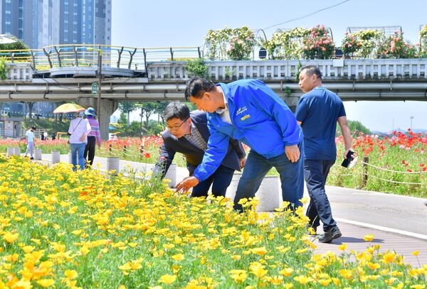 [포토] 김한종 장성군수 “황룡강 길동무 꽃길축제, 안전하고 편안하게” 이미지 1