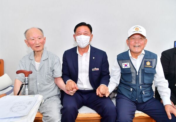 [포토뉴스] 김한종 장성군수 “국가유공자 희생 기억하겠습니다” 이미지 2