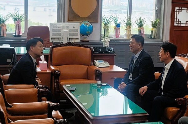 김한종 장성군수, 국회 방문… 현안사업 국비 확보 ‘적극 건의’ 이미지 2