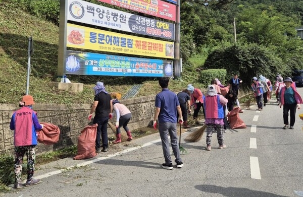 장성군 삼계면 바르게살기위원회, 풀베기 작업 ‘구슬땀’ 이미지 1