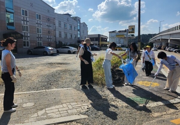 장성군보건소, 걸으며 쓰레기 줍는 ‘줍깅 행사’ 가져 이미지 2
