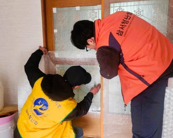 장성군 삼서면 청년회, 추운 겨울 녹이는 ‘뽁뽁이’ 봉사 이미지 1