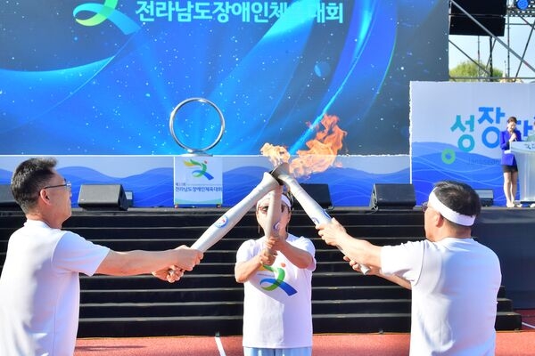 장성군, 제33회 전남장애인체전 성화 타올랐다 이미지 2