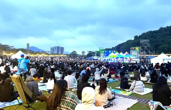 잔디광장에서 공연 감상… “장성군 뮤직 페스티벌 또 오고 싶어요!” 이미지 1