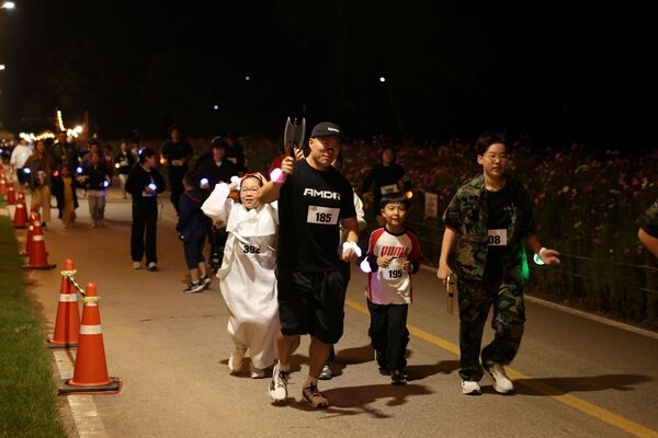 좀비, 저승사자, 오케스트라 공연… 장성군 황룡강 가을꽃축제, 대중문화 중심에 서다 이미지 2
