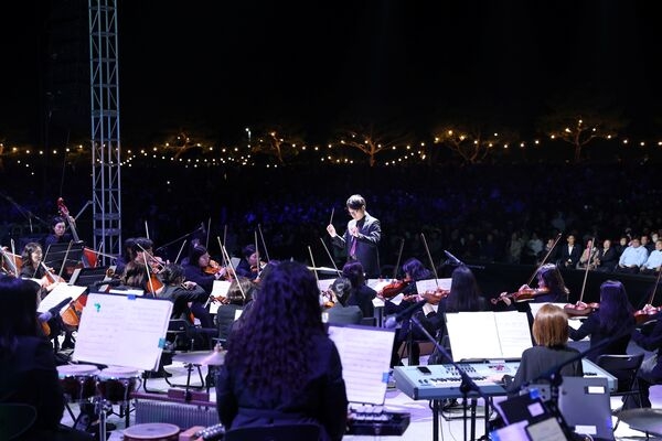 좀비, 저승사자, 오케스트라 공연… 장성군 황룡강 가을꽃축제, 대중문화 중심에 서다 이미지 4